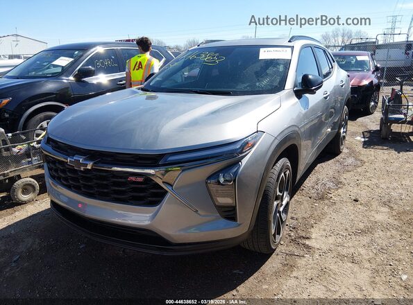 KL77LJEP8SC230255 2025 CHEVROLET TRAX Silver Przód lewy
