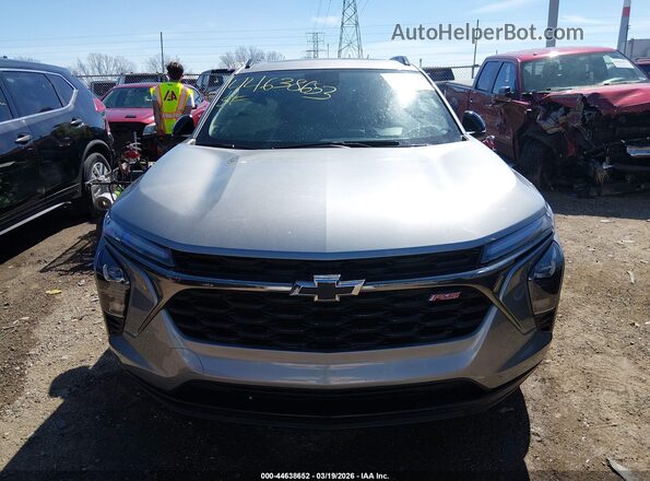 KL77LJEP8SC230255 2025 CHEVROLET TRAX Silver Widok zestawu wskaźników