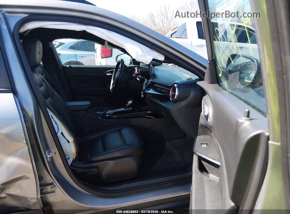 KL77LJEP8SC230255 2025 CHEVROLET TRAX Silver Widok wnętrza z przodu