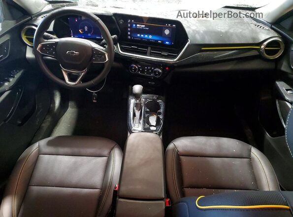 KL77LKEP3SC076351 2025 CHEVROLET TRAX Зеленый Вид панели приборов