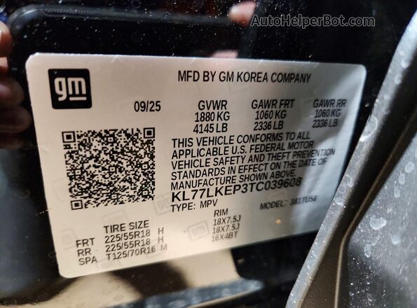 KL77LKEP3TC039608 2026 CHEVROLET TRAX Black Widok naklejki z numerem VIN
