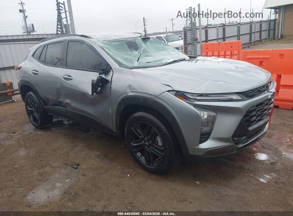 KL77LKEP9TC010470 2026 CHEVROLET TRAX Серебряный Передняя правая четверть