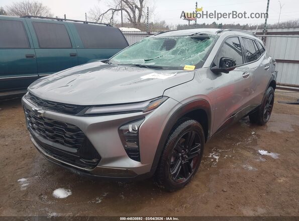 KL77LKEP9TC010470 2026 CHEVROLET TRAX Серебряный Передняя левая четверть