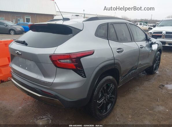 KL77LKEP9TC010470 2026 CHEVROLET TRAX Серебряный Задняя правая четверть