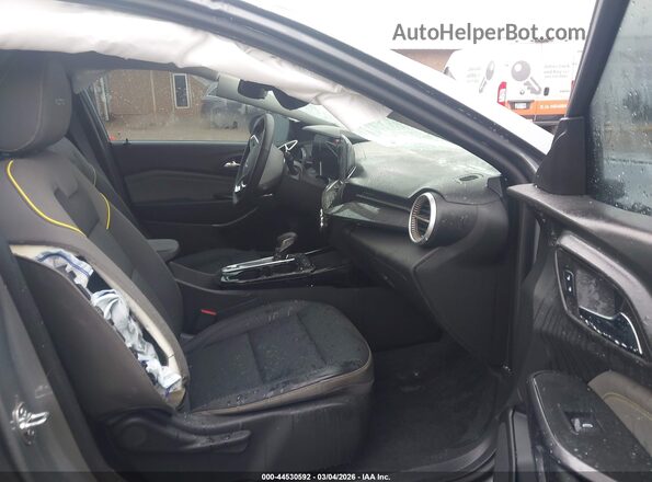 KL77LKEP9TC010470 2026 CHEVROLET TRAX Серебряный Вид салона спереди
