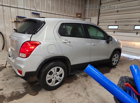 KL7CJKSB3JB590802 2018 CHEVROLET TRAX Серебряный Задняя правая четверть