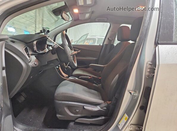 KL7CJKSB3JB590802 2018 CHEVROLET TRAX Серебряный Вид салона спереди