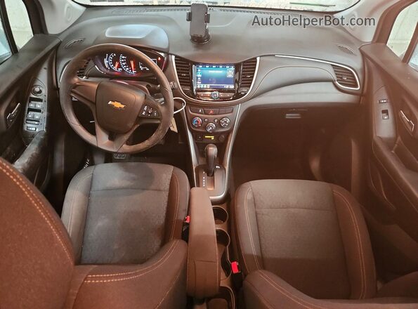 KL7CJKSB3JB590802 2018 CHEVROLET TRAX Серебряный Вид панели приборов