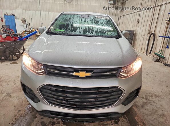 KL7CJKSB3JB590802 2018 CHEVROLET TRAX Серебряный Вид спереди