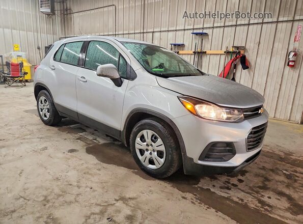 KL7CJKSB3JB590802 2018 CHEVROLET TRAX Серебряный Передняя правая четверть