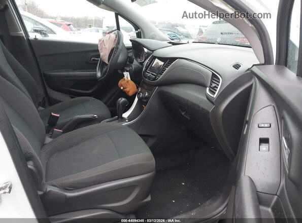 KL7CJKSB9JB574135 2018 CHEVROLET TRAX Белый Вид салона спереди