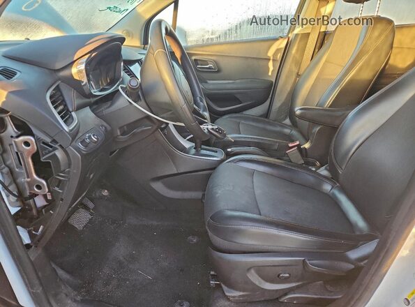 KL7CJLSB1MB310076 2021 CHEVROLET TRAX White Front interior view