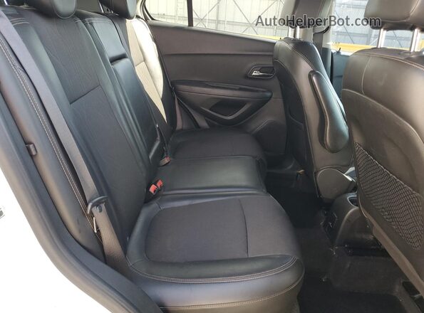 KL7CJPSB1JB569685 2018 CHEVROLET TRAX Белый Вид задней части салона
