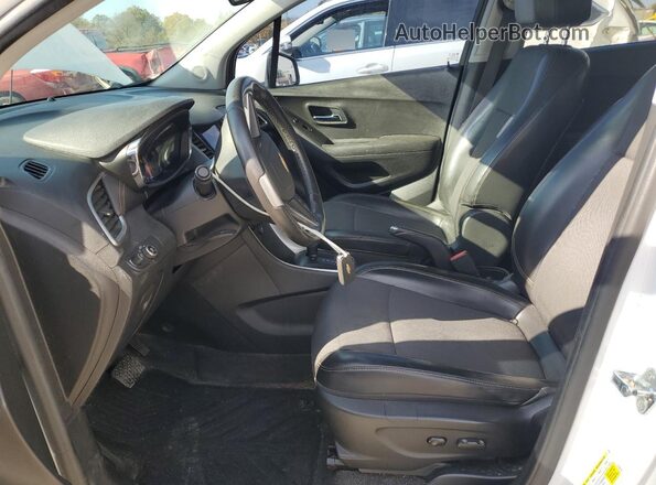 KL7CJPSB1JB569685 2018 CHEVROLET TRAX Белый Вид салона спереди