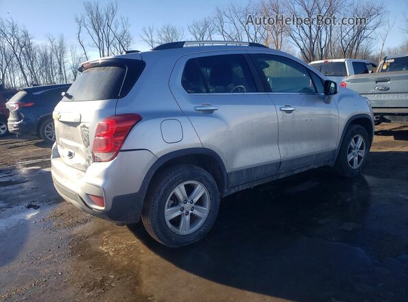 KL7CJPSB2JB613418 2018 CHEVROLET TRAX Серебряный Задняя правая четверть