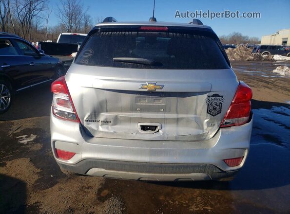 KL7CJPSB2JB613418 2018 CHEVROLET TRAX Серебряный Вид сзади