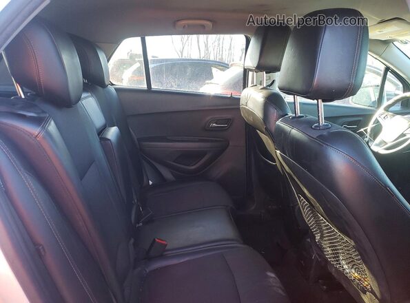 KL7CJPSB2JB613418 2018 CHEVROLET TRAX Серебряный Вид задних сидений