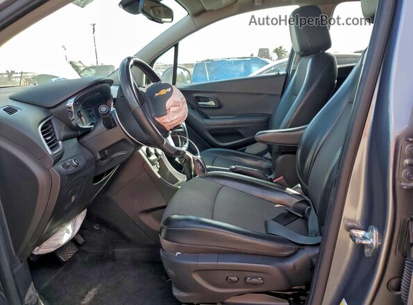 KL7CJPSB2KB743118 2019 CHEVROLET TRAX Серебряный Вид салона спереди