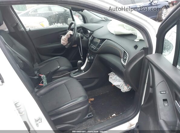 KL7CJPSB3KB828789 2019 CHEVROLET TRAX Белый Вид салона спереди