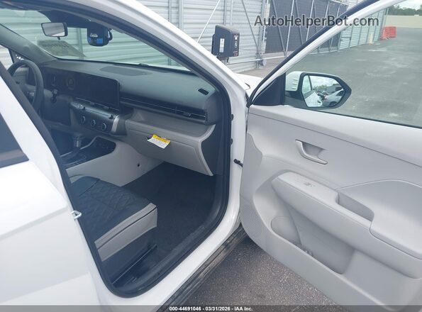 KM8HACAB7SU218932 2025 HYUNDAI KONA White Vista interior delantera