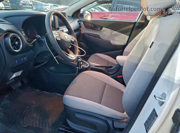 KM8K22AB8PU041635 2023 HYUNDAI KONA Белый Вид салона спереди