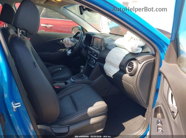 KM8K53A52LU487748 2020 HYUNDAI KONA Синий Вид салона спереди