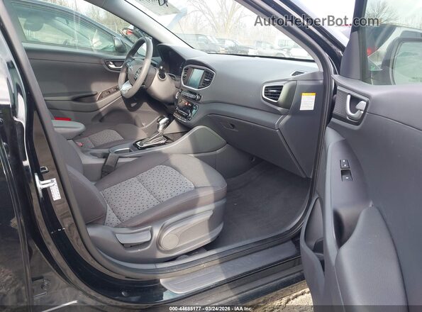 KMHC65LC0HU030078 2017 HYUNDAI IONIQ HYBRID Черный Вид салона спереди
