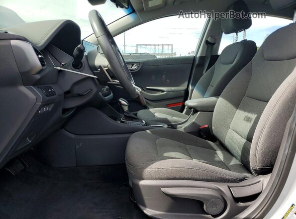 KMHC65LD7MU249848 2021 HYUNDAI IONIQ Серебряный Вид салона спереди