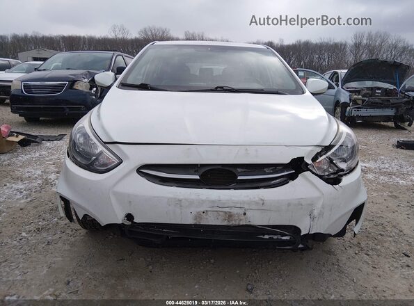 KMHCT5AE5HU302198 2017 HYUNDAI ACCENT Белый Вид спереди