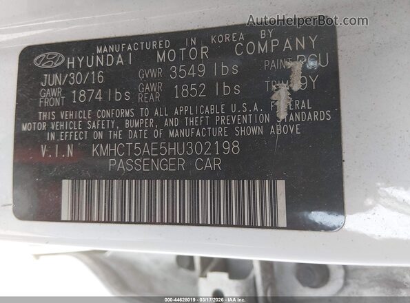 KMHCT5AE5HU302198 2017 HYUNDAI ACCENT Белый Вид подкапотного пространства