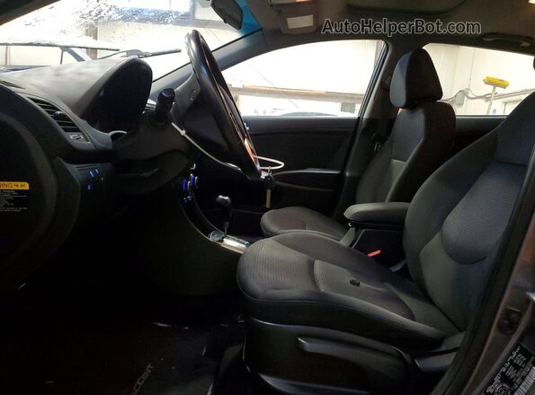 KMHCU5AE0HU332335 2017 HYUNDAI ACCENT Черный Вид салона спереди