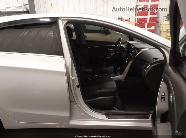 KMHD35LH3HU383844 2017 HYUNDAI ELANTRA GT Серебряный Вид салона спереди