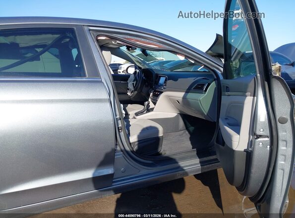 KMHD84LF3HU313254 2017 HYUNDAI ELANTRA Silver Вид салону спереду