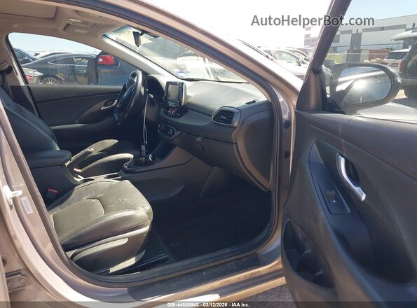 KMHH35LE1LU141649 2020 HYUNDAI ELANTRA GT Серебряный Вид салона спереди
