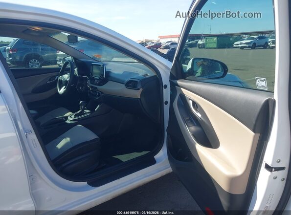 KMHH35LE3JU034597 2018 HYUNDAI ELANTRA GT Белый Вид салона спереди