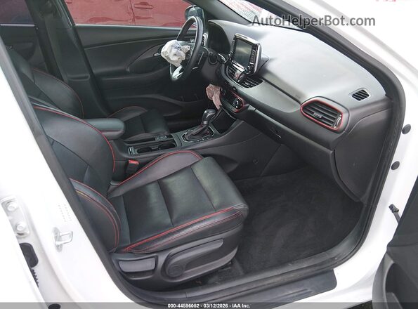 KMHH55LC2JU054638 2018 HYUNDAI ELANTRA GT Белый Вид салона спереди