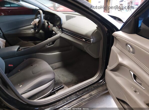 KMHLS4AG0PU557001 2023 HYUNDAI ELANTRA Черный Вид салона спереди