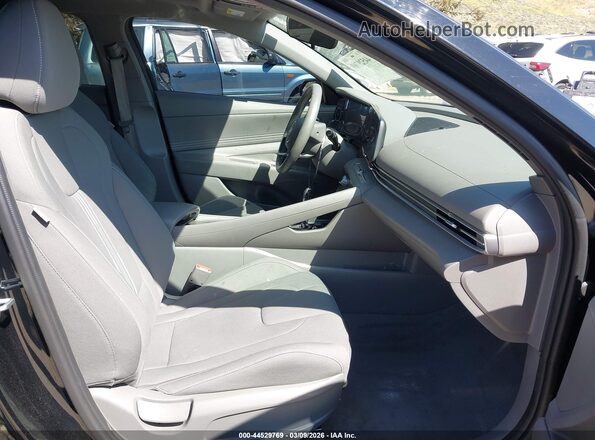 KMHLS4DG4RU652871 2024 HYUNDAI ELANTRA Черный Вид салона спереди