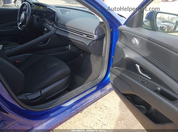 KMHLS4DG7RU733878 2024 HYUNDAI ELANTRA Синий Вид салона спереди