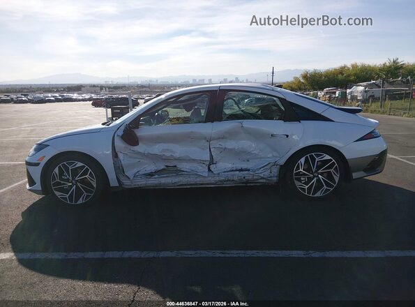 KMHM34AC2SA093346 2025 HYUNDAI IONIQ 6 White Вид задньої частини салону