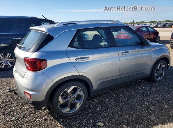 KMHRC8A30PU219948 2023 HYUNDAI VENUE Серебряный Задняя правая четверть