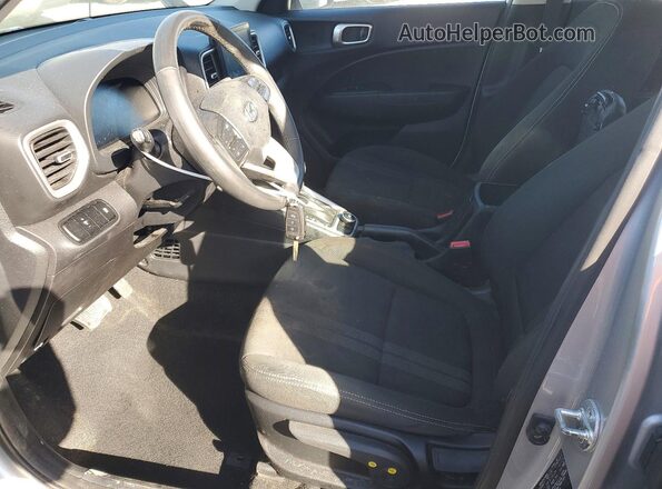 KMHRC8A30PU219948 2023 HYUNDAI VENUE Серебряный Вид салона спереди