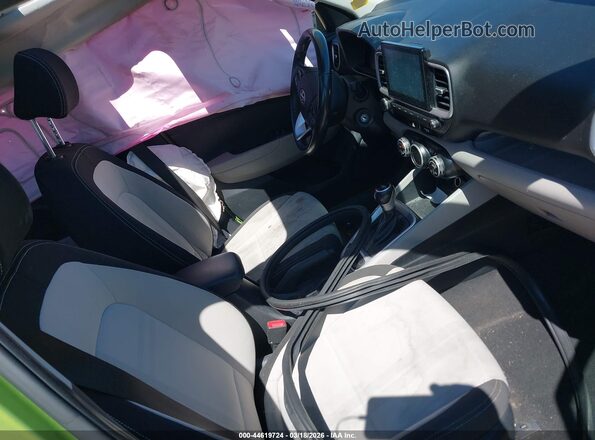 KMHRC8A32PU213682 2023 HYUNDAI VENUE Зеленый Вид салона спереди