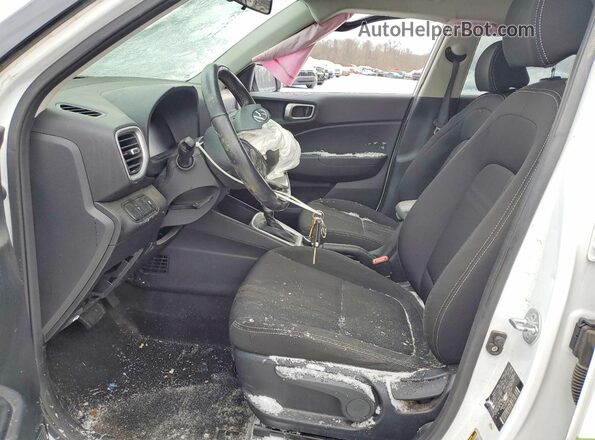 KMHRC8A35PU233733 2023 HYUNDAI VENUE Белый Вид салона спереди