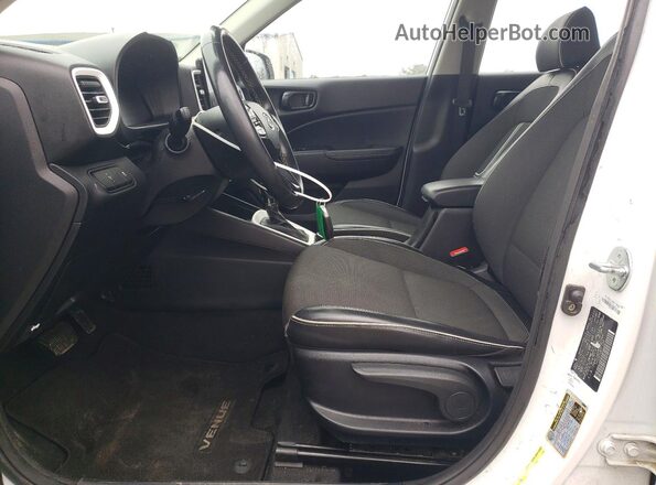 KMHRC8A38PU223844 2023 HYUNDAI VENUE Белый Вид салона спереди