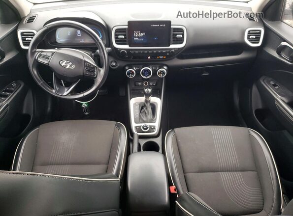 KMHRC8A38PU223844 2023 HYUNDAI VENUE Белый Вид панели приборов