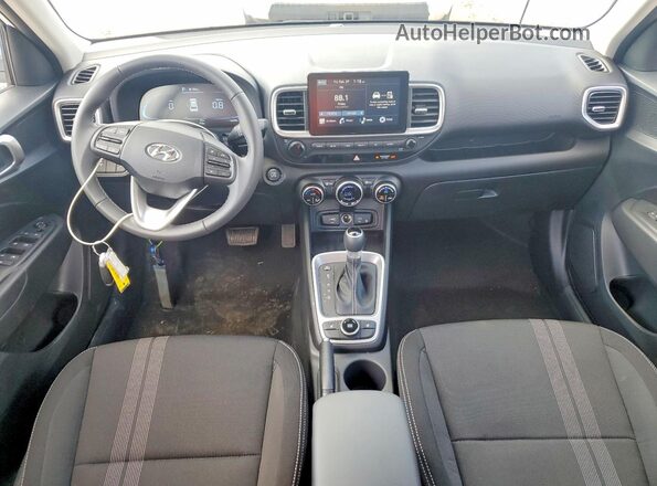 KMHRC8A38TU445679 2026 HYUNDAI VENUE Белый Вид панели приборов