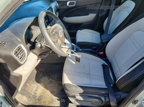 KMHRC8A3XSU407451 2025 HYUNDAI VENUE Зеленый Вид салона спереди