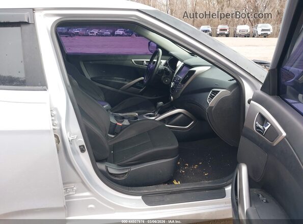 KMHTC6AD4HU320219 2017 HYUNDAI VELOSTER Серебряный Вид салона спереди