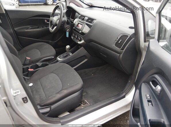 KNADM4A31G6001572 2016 KIA RIO Серый Вид салона спереди